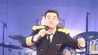Robbie Williams – Falls Off Stage Breaks Fan's Arm