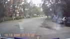 Un idiot en motocross percuté par une voiture