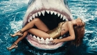 Rihanna nage avec des requins pour un photoshoot